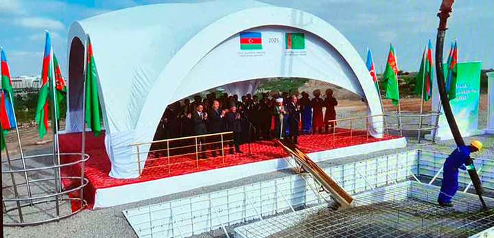 Türkmenistanyň sowgady hökmünde Azerbaýjanda 500 orunlyk metjidiň gurluşygyna badalga berildi